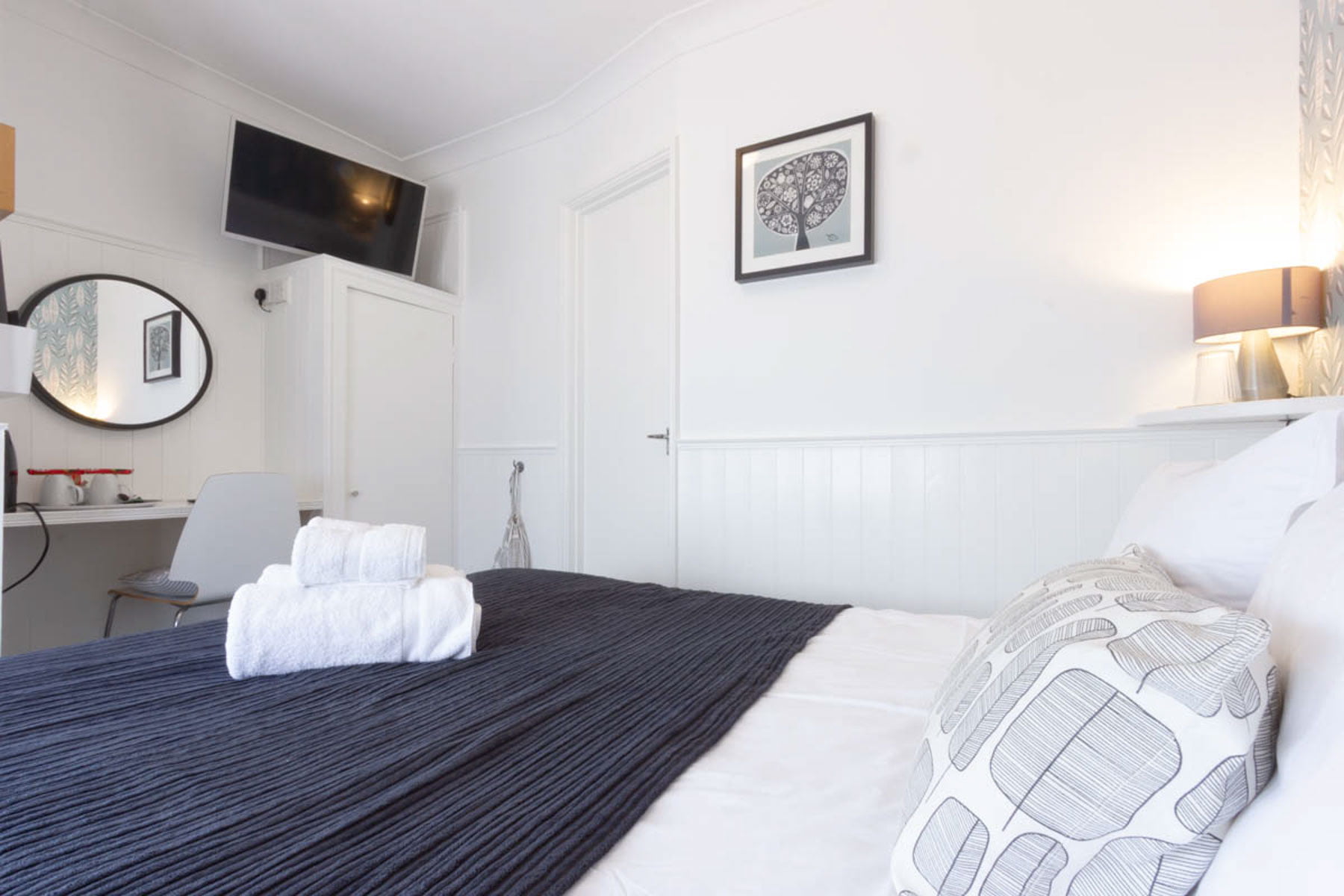 Whitehouse hotel room with en-suite bathroom near Brighton beach.