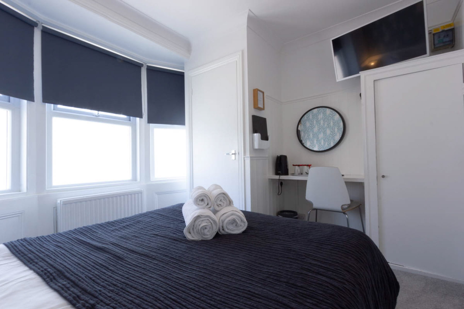 Whitehouse hotel room with en-suite bathroom near Brighton beach.