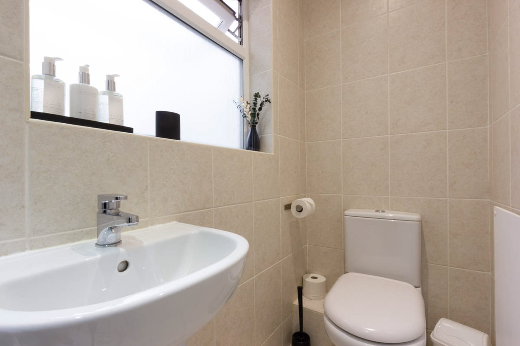 Whitehouse Brighton hotel room with en-suite bathroom.