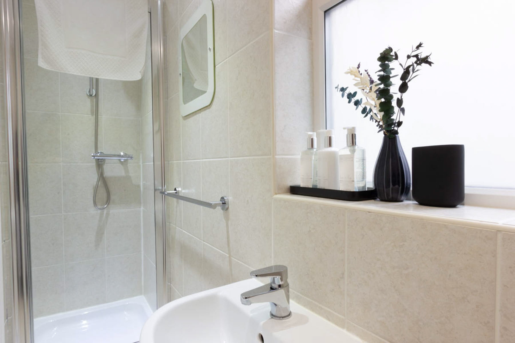 Whitehouse Brighton hotel room with en-suite bathroom.