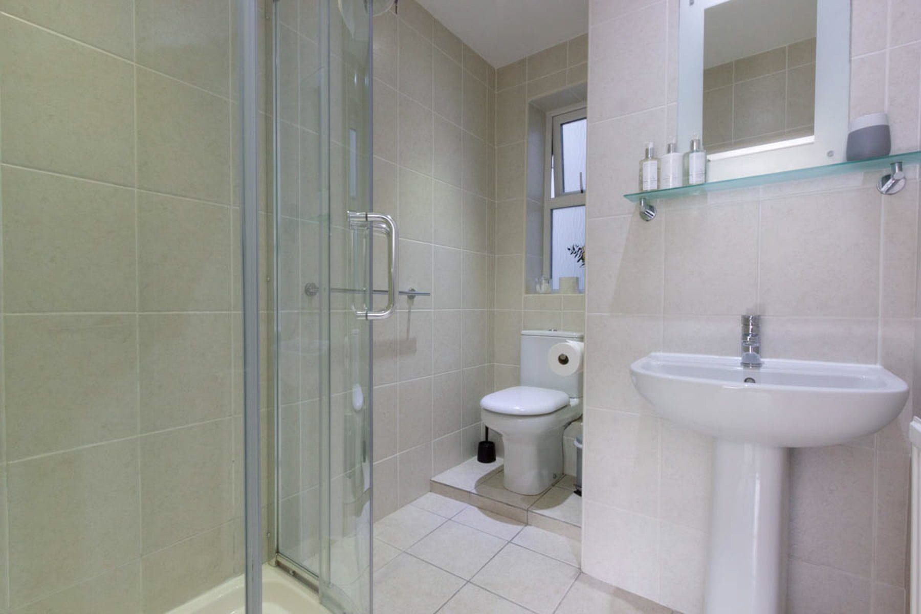 Whitehouse Brighton hotel room with en-suite bathroom.