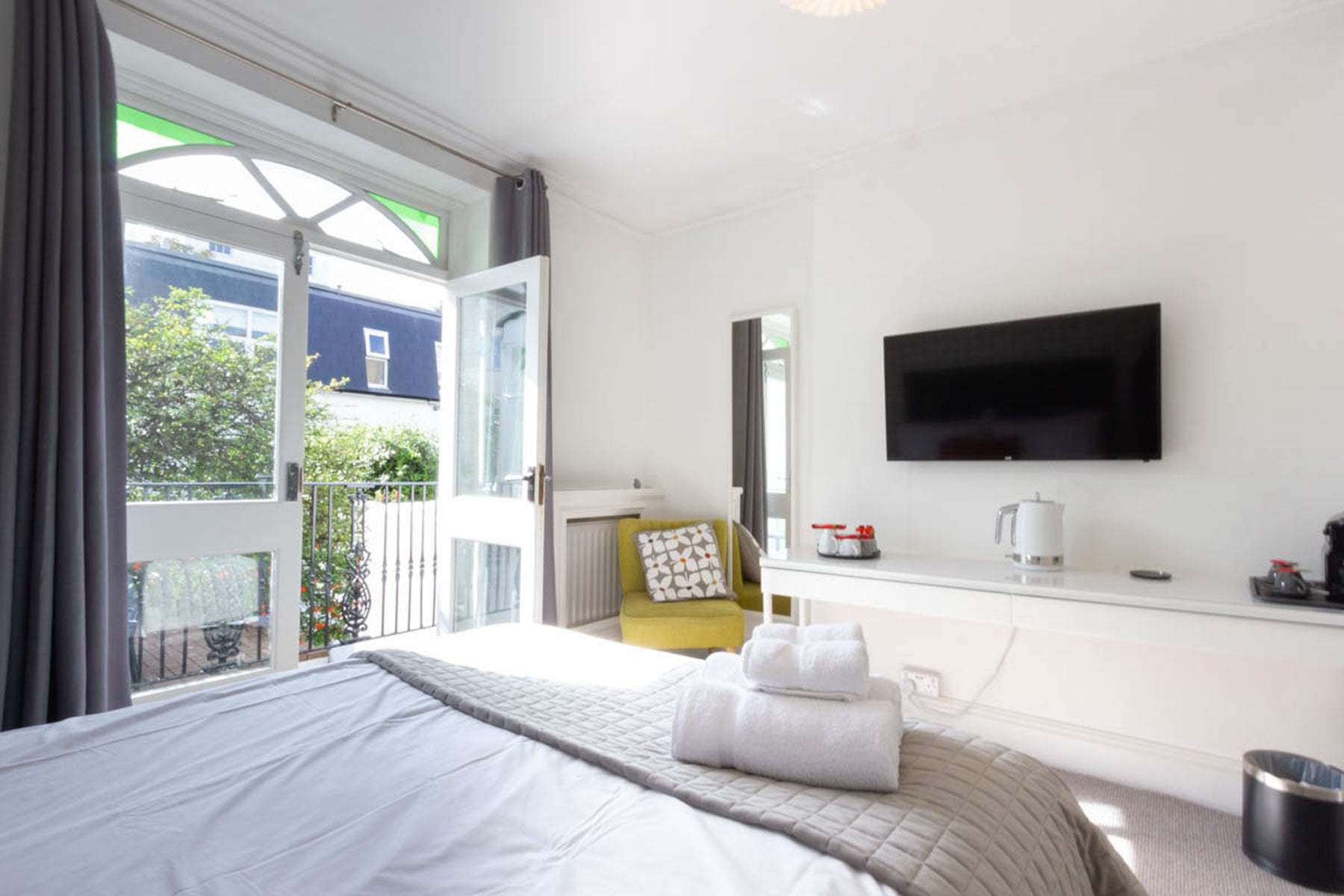 Whitehouse Brighton hotel room with en-suite bathroom and balcony.