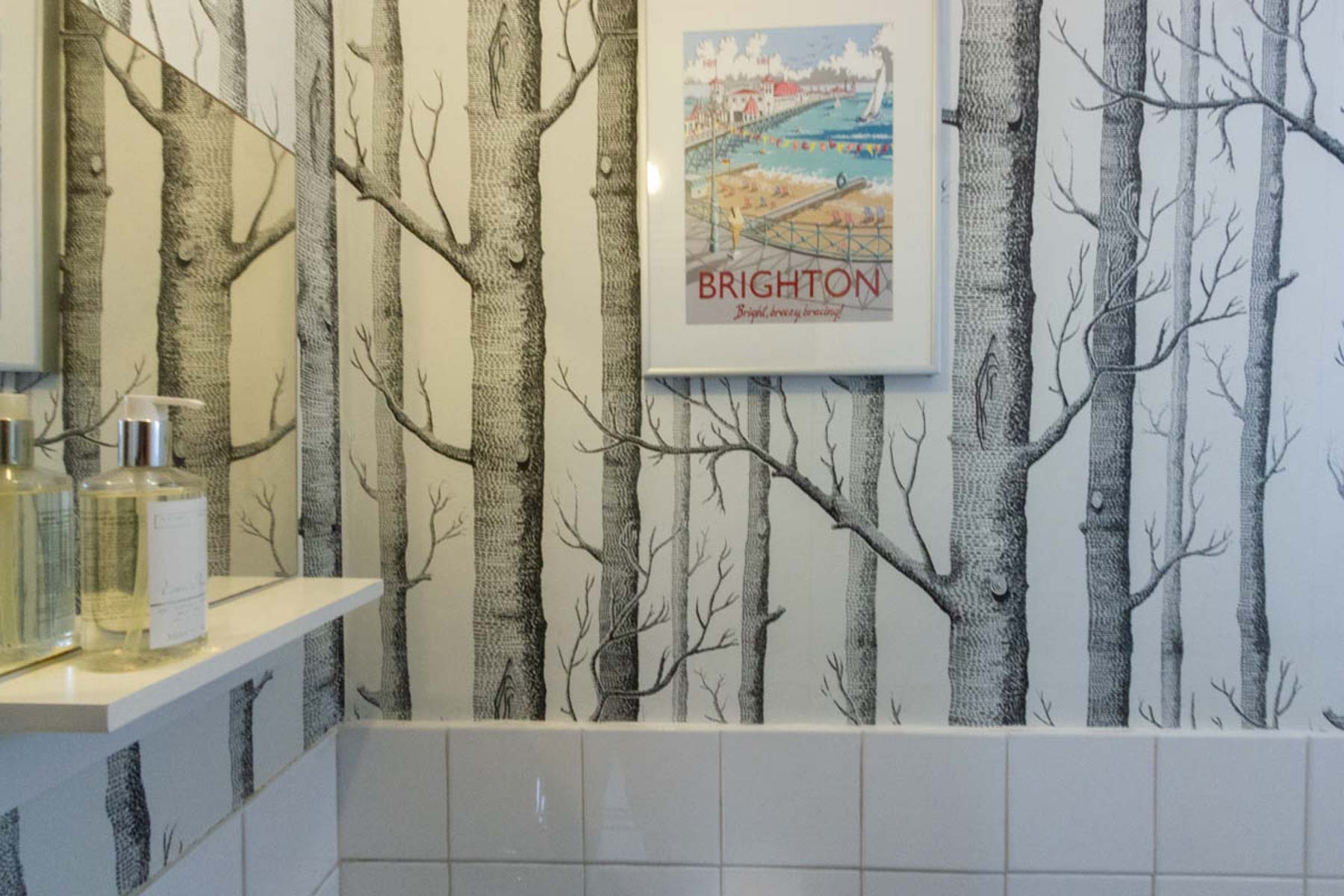 Whitehouse hotel room with en-suite bathroom near Brighton beach.